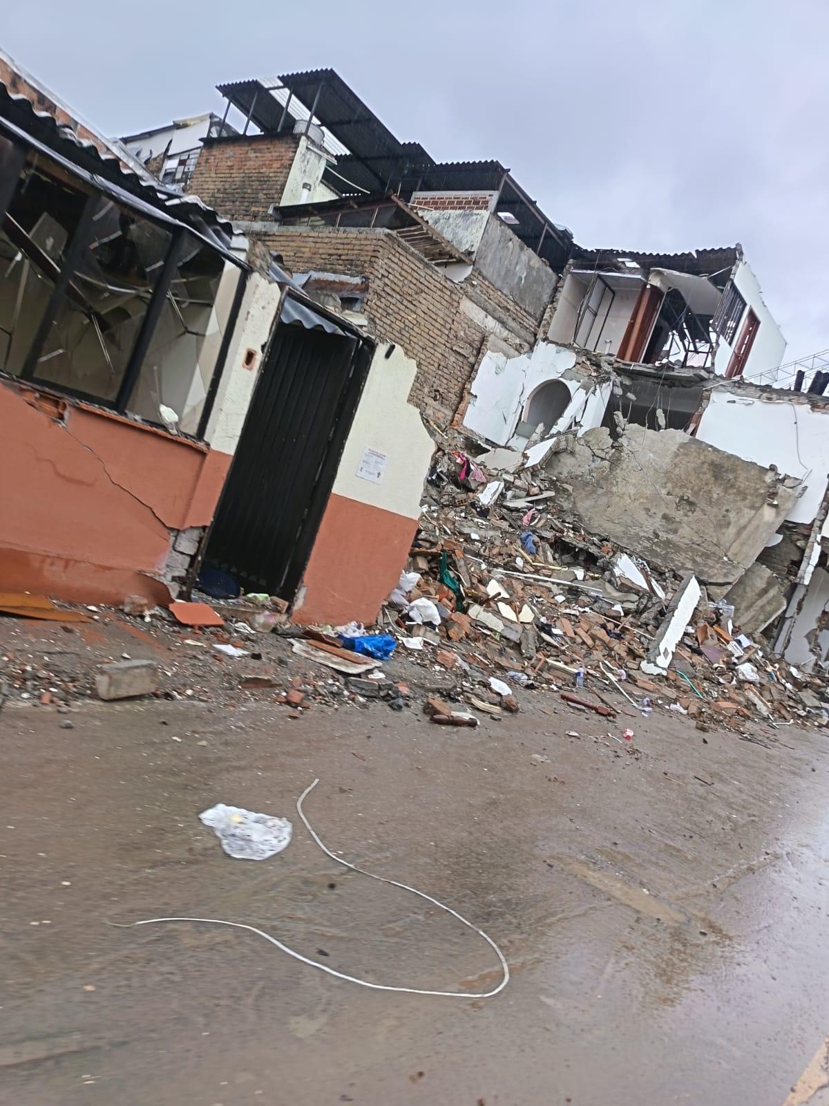Estructura afectada y escombros