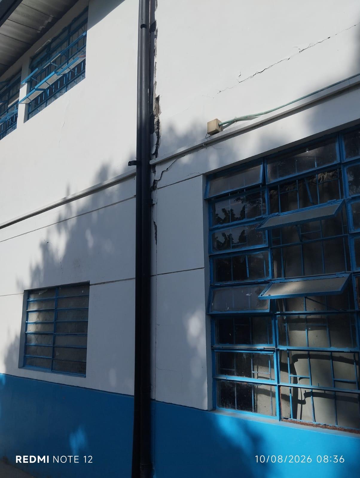 Grietas en edificación educativa