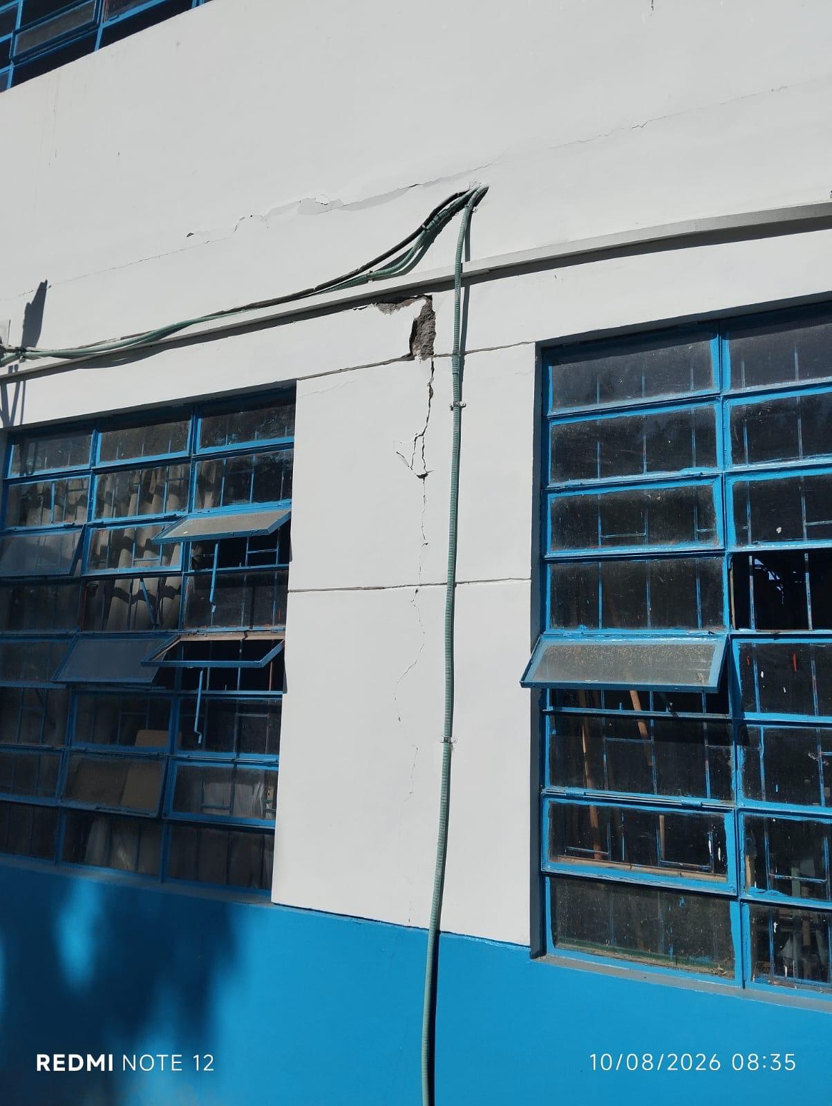 Grietas en pared de colegio